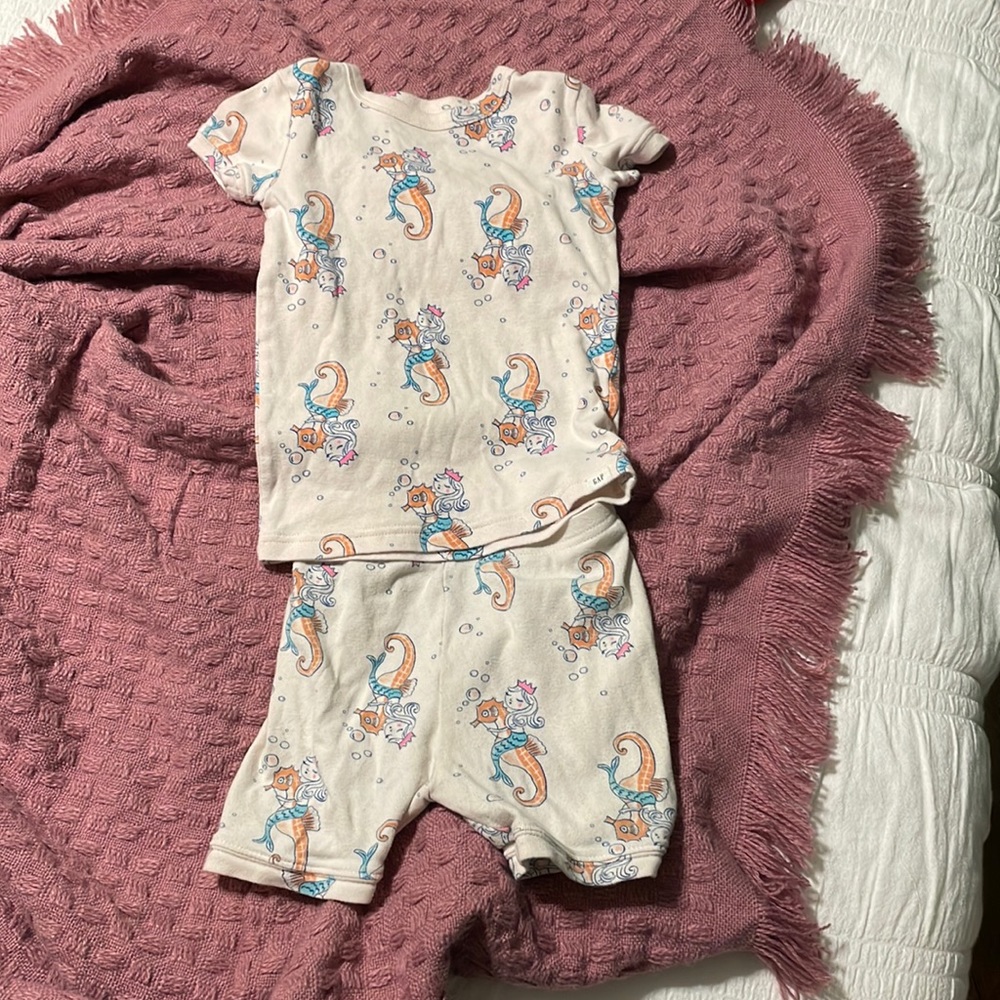 Sweet mermaid girls’ Gap pjs- shorts 🧜🏼‍♀️